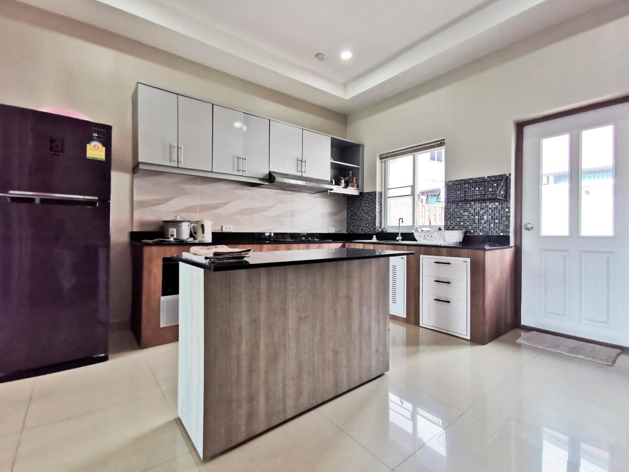 Thepprasit Cosy Villa Pantai Jomtien Bagian luar foto